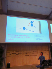 Gabriel 於歐洲核子研究組織(CERN)的研討會向其他學生講解其研究數據及結果。